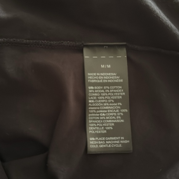 WHITE HOUSE BLACK MARKET-Black/White Lace Detail Top-Cap Sleeves-Knit Body Sz M - Picture 6 of 12